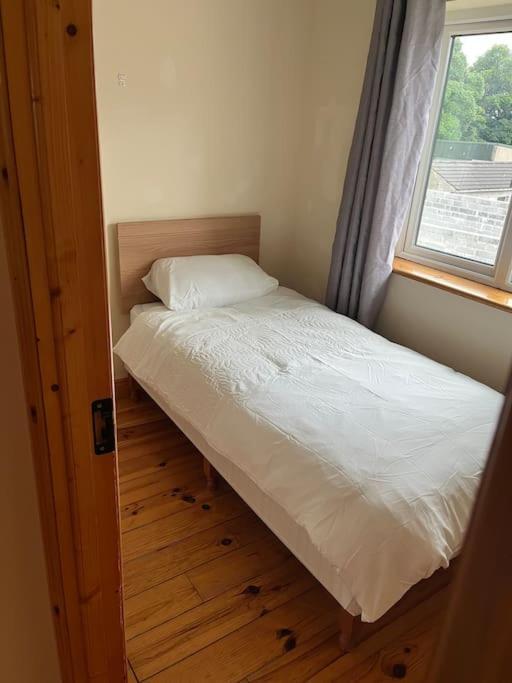 Modern 4 Bed House In Town Villa Tubbercurry Bagian luar foto