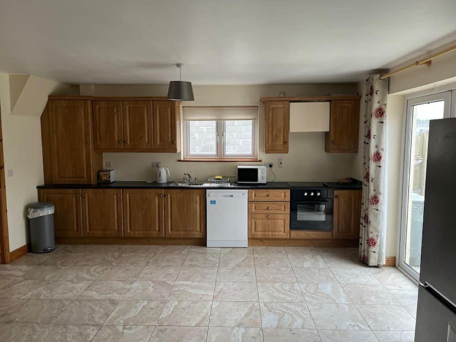 Modern 4 Bed House In Town Villa Tubbercurry Bagian luar foto